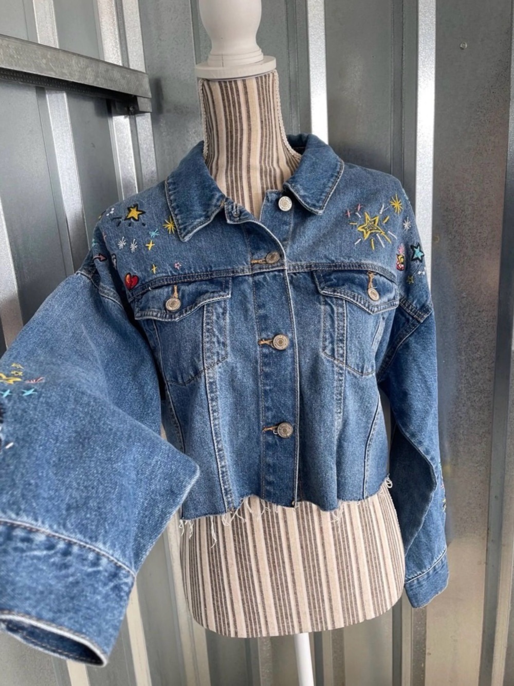 Forever 21 Embroidered Cropped Denim Jacket - Blue